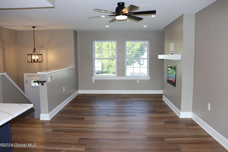 4th image of 2180 Lynn Street
