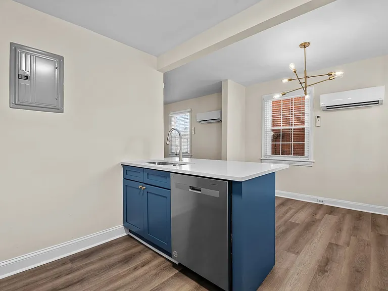 906 Clarendon St #A — Photo 2
