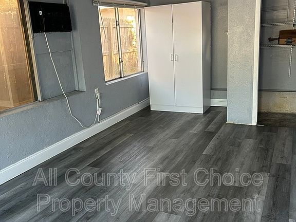 3rd image of 915 Ewing Ave