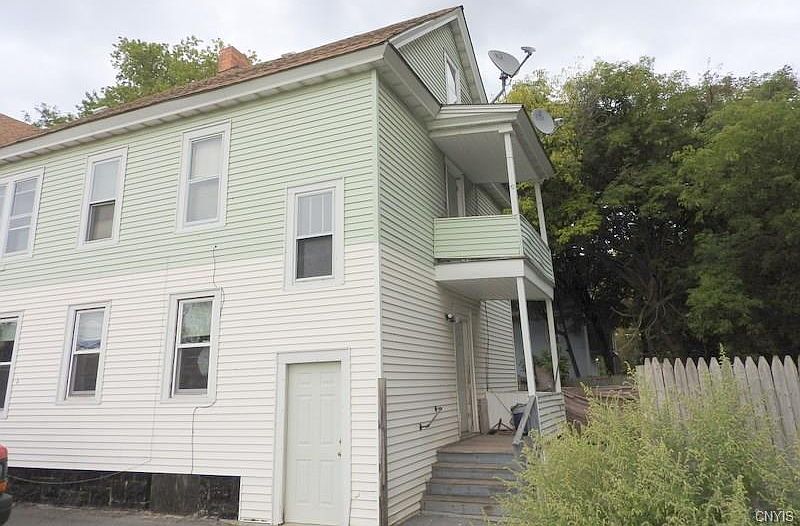 2nd image of 555 Seymour St