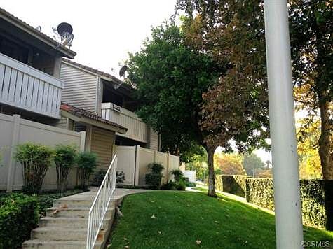 Corner unit; walking distance to shops and freeway friendly