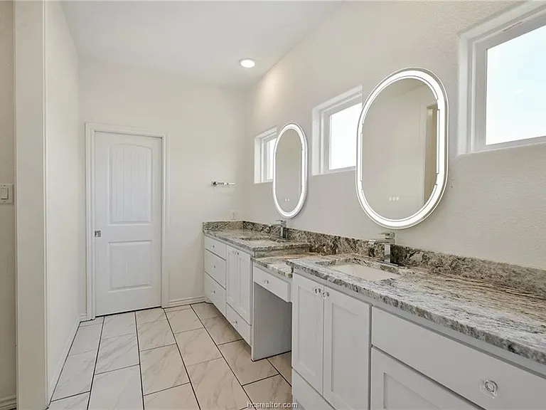 2900 Bombay Ct — Photo 11