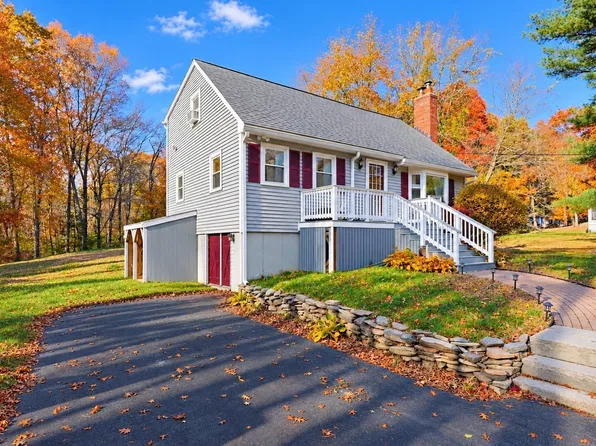 865 Rocky Woods St, Taunton, MA 02780