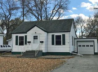 916 8th St NE, Devils Lake, ND 58301