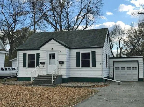 916 8th St NE, Devils Lake, ND 58301