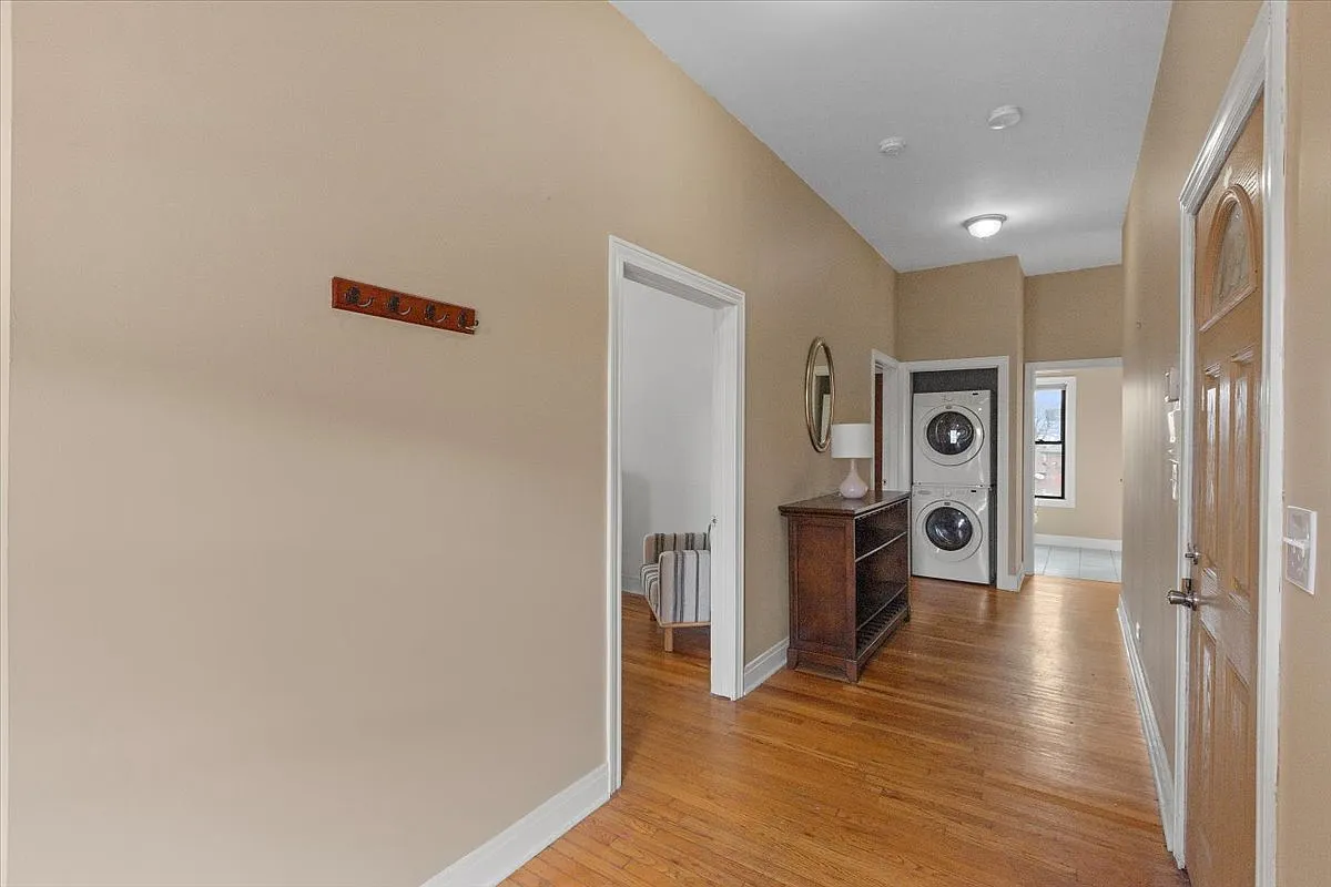 Noble Square 2BR with Skyline Views & Roof Deck — Photo 4