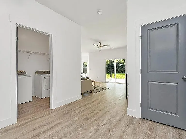 206 Essex Dr — Photo 3