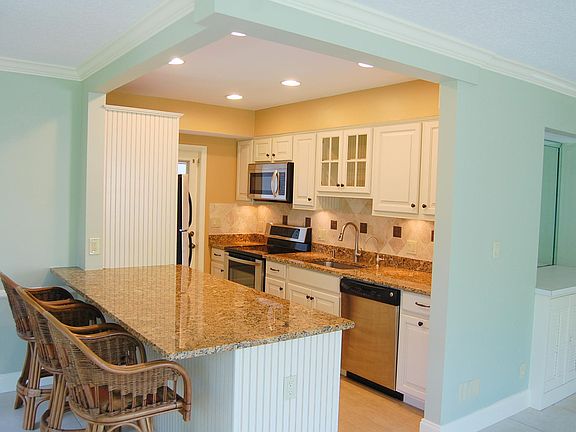 3rd image of 1212 Hillsboro Mile APT 19