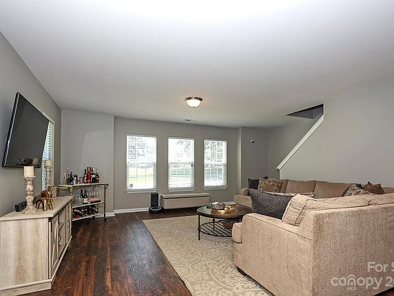 4th image of 847 Plaza Walk Dr