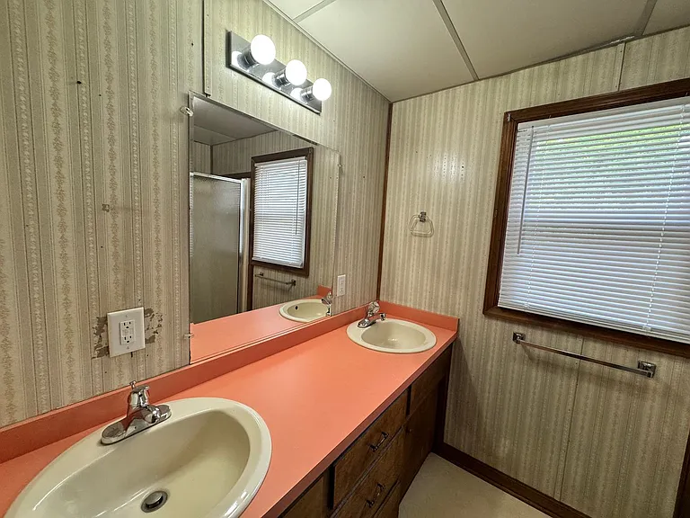 240 Lynbrook Rd — Photo 15