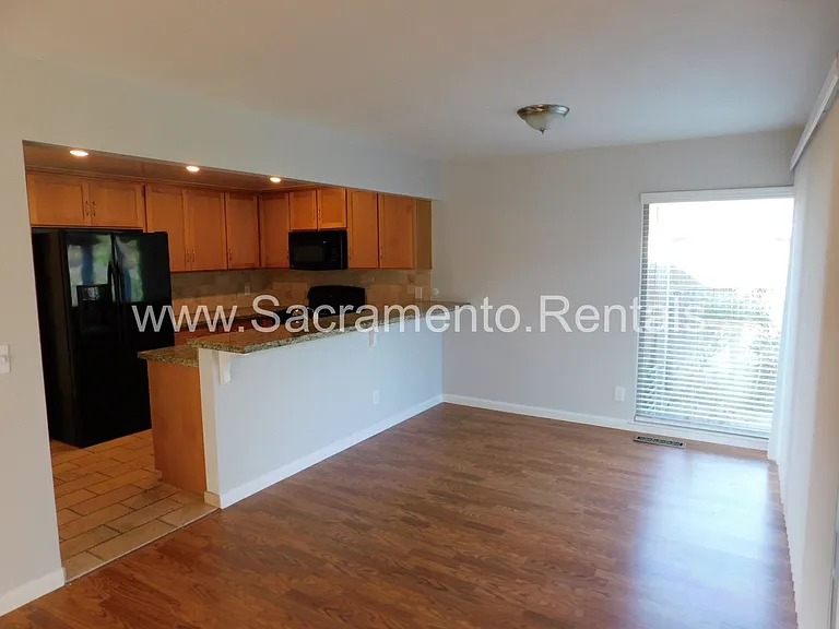 2637 Latham Dr — Photo 11