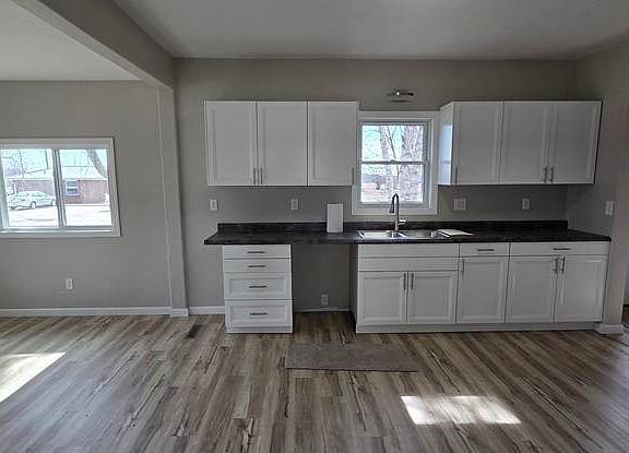 4th image of 210 S Main St