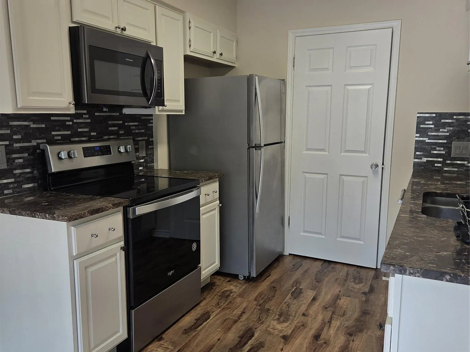 2 bed, 1.5 bath, 900 sqft, $1,650 — Photo 2