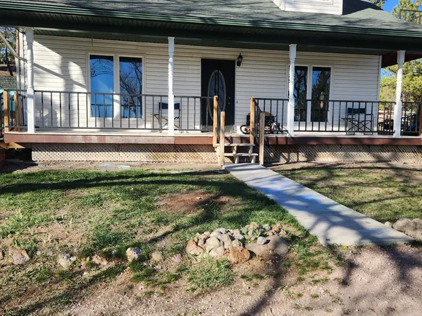 10 Ranch Market Rd, Newcastle, WY 82701