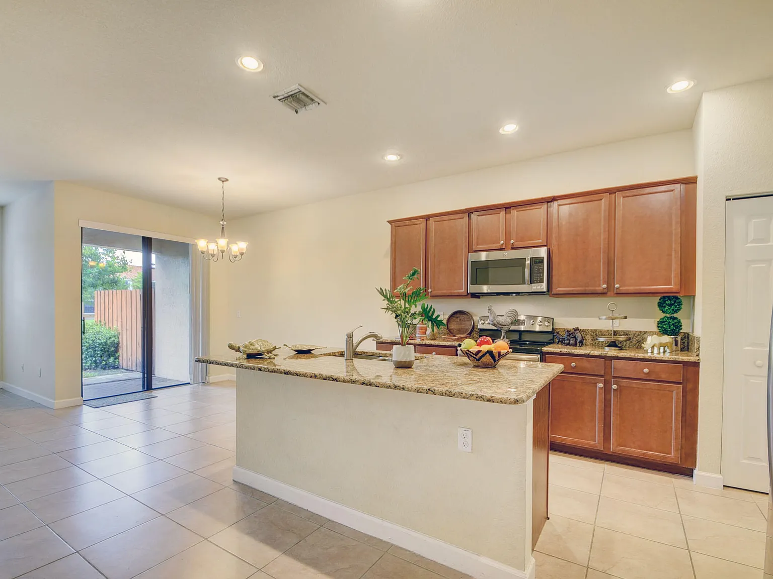 3 bed, 2.5 bath, 1783 sqft, $3,250 — Photo 2