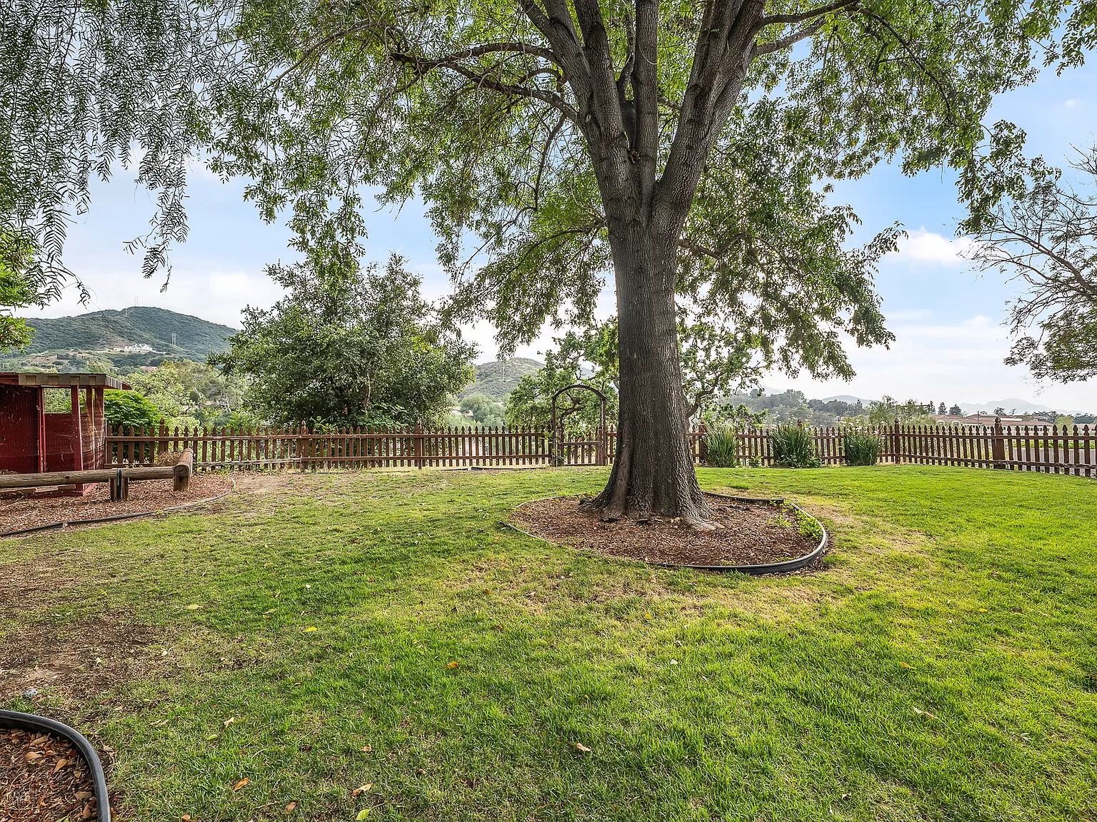 3 bed, 2.5 bath, 2237 sqft, $7,200 — Photo 3