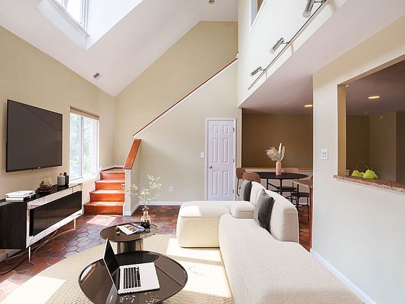 5th image of 801 Addison St #B