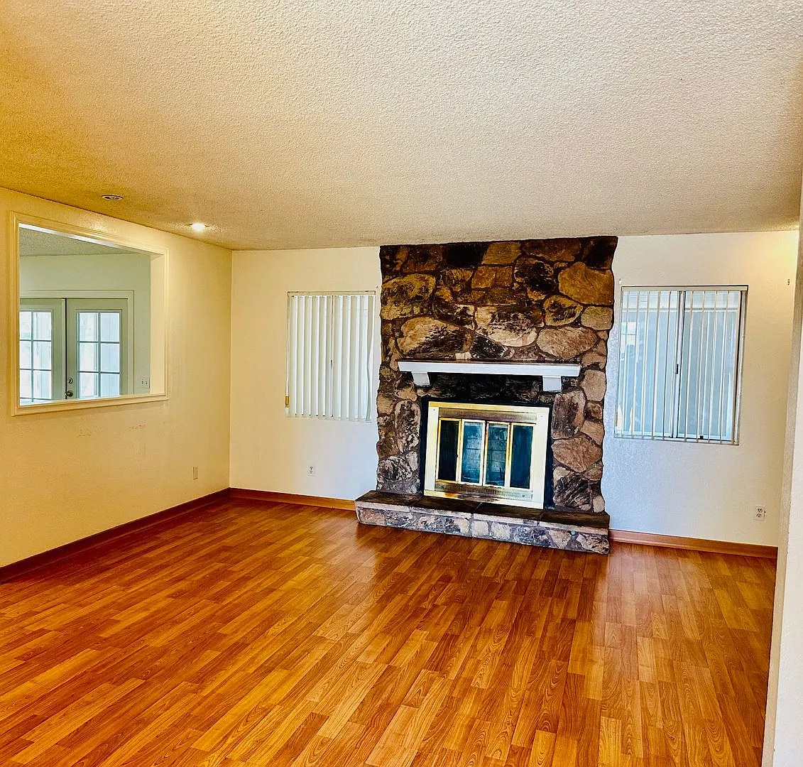 Charming 3 Bedroom, 2 Bath Home with Sunroom Hesperia — Photo 3