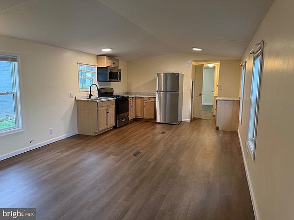 5th image of 1104 W Elm Ave