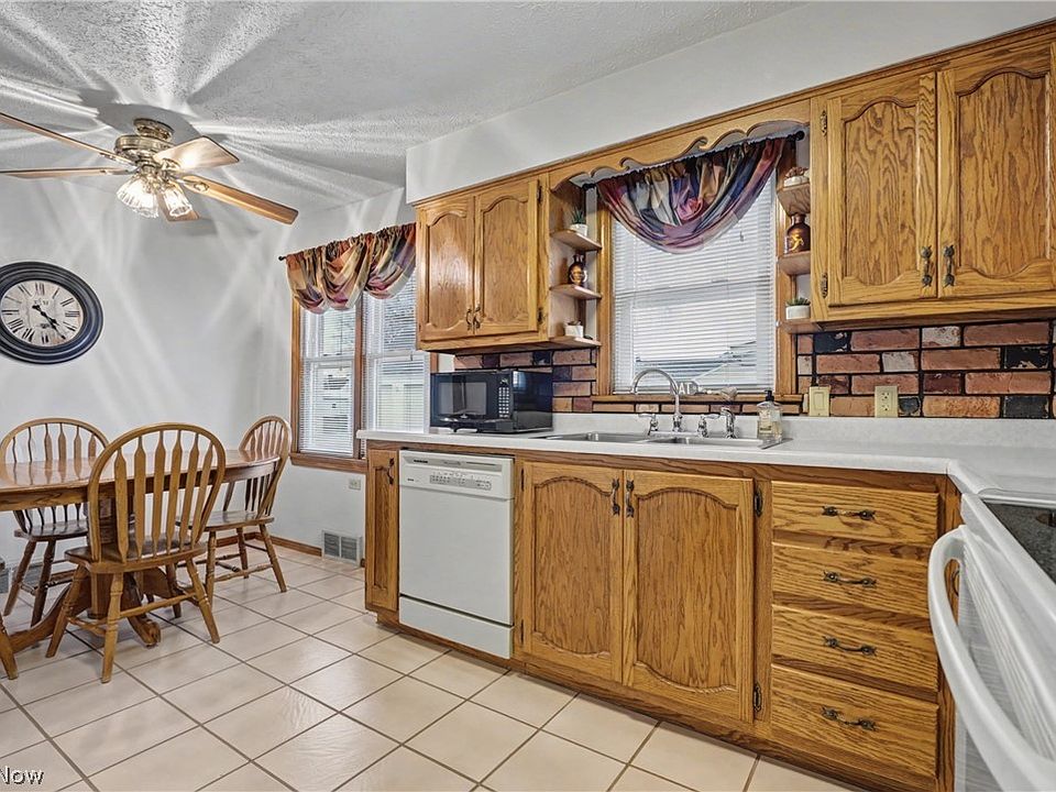 226 Helena Dr, Struthers, OH 44471 | Zillow