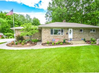 8487 Columbia Rd, Olmsted Falls, OH 44138