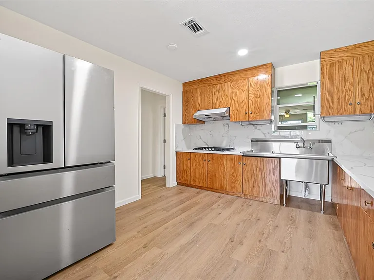 7950 Longridge Dr — Photo 9
