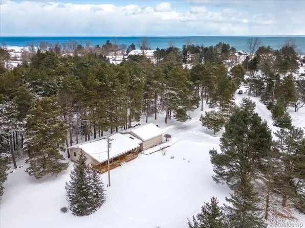 8747 Lakeshore Rd, Lakeport, MI 48059