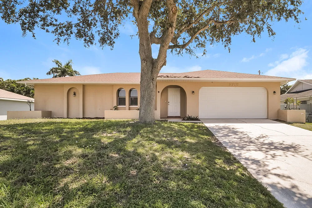 3 bed, 2.0 bath, 1404 sqft, $2,410 — Photo 1