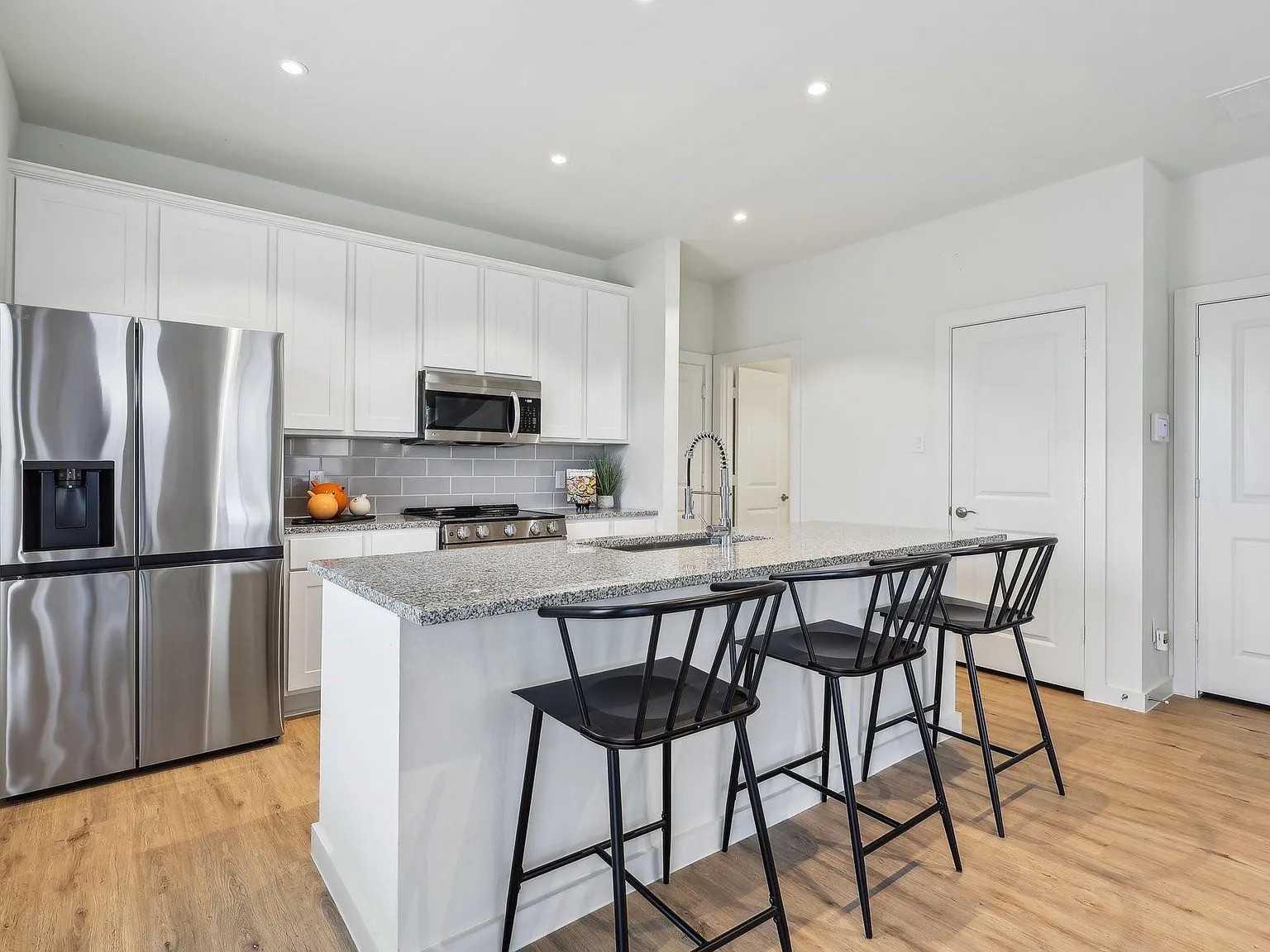3 bed, 2.5 bath, 1655 sqft, $2,358 — Photo 3