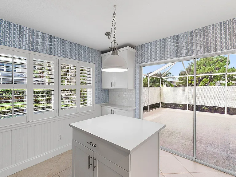 2406 SW Danbury Ln — Photo 16
