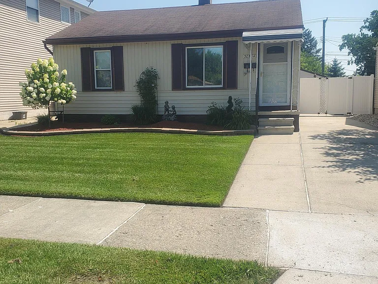 30504 Alger Blvd — Photo 1