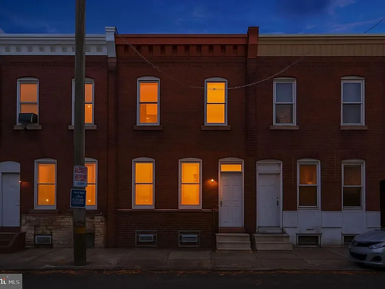 2062 E Stella St — Photo 2