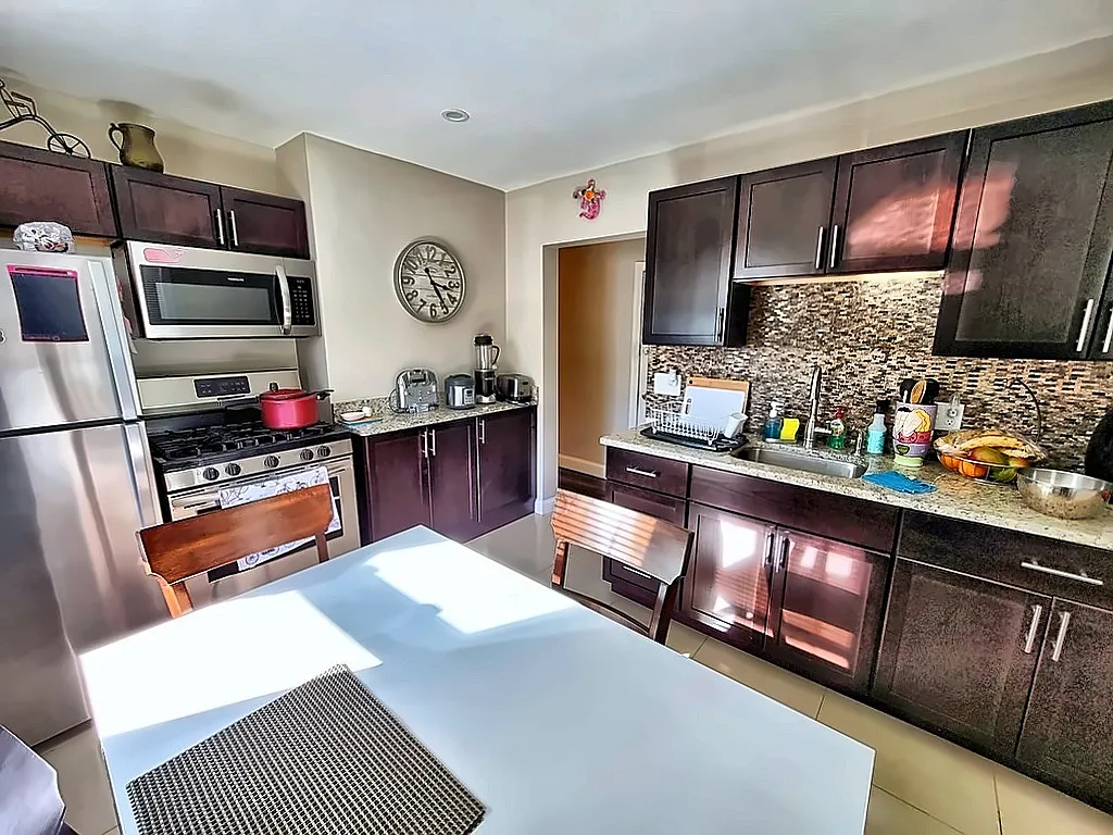 3 bed, $2,400 — Photo 4