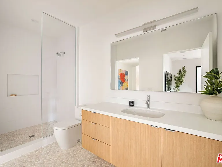 822 Superba Ave — Photo 42