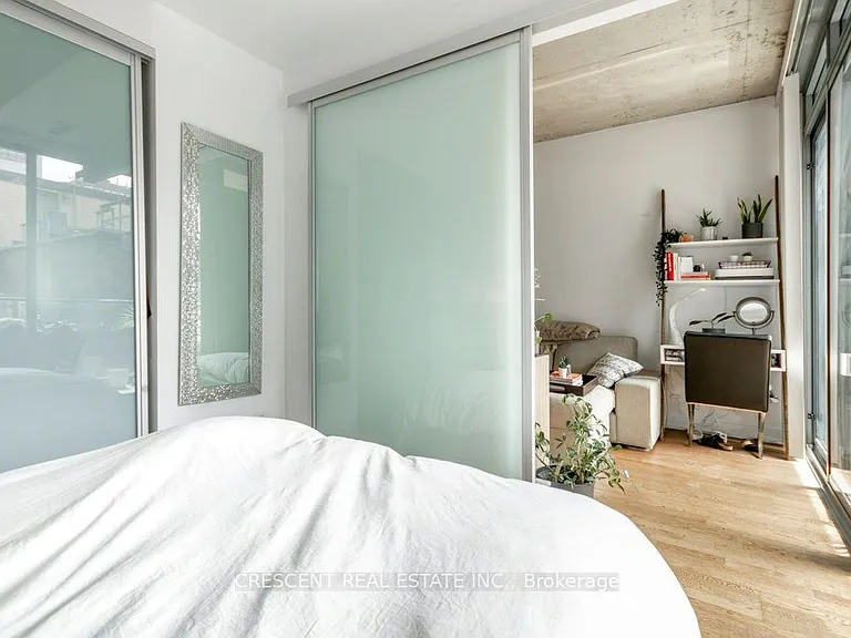 650 King St W #402 — Photo 17