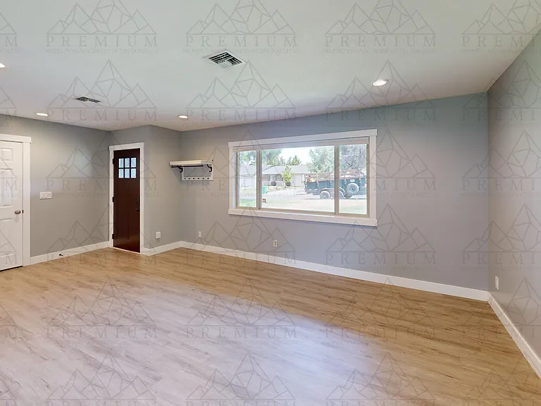 3504 Royal Crest Dr E — Photo 3