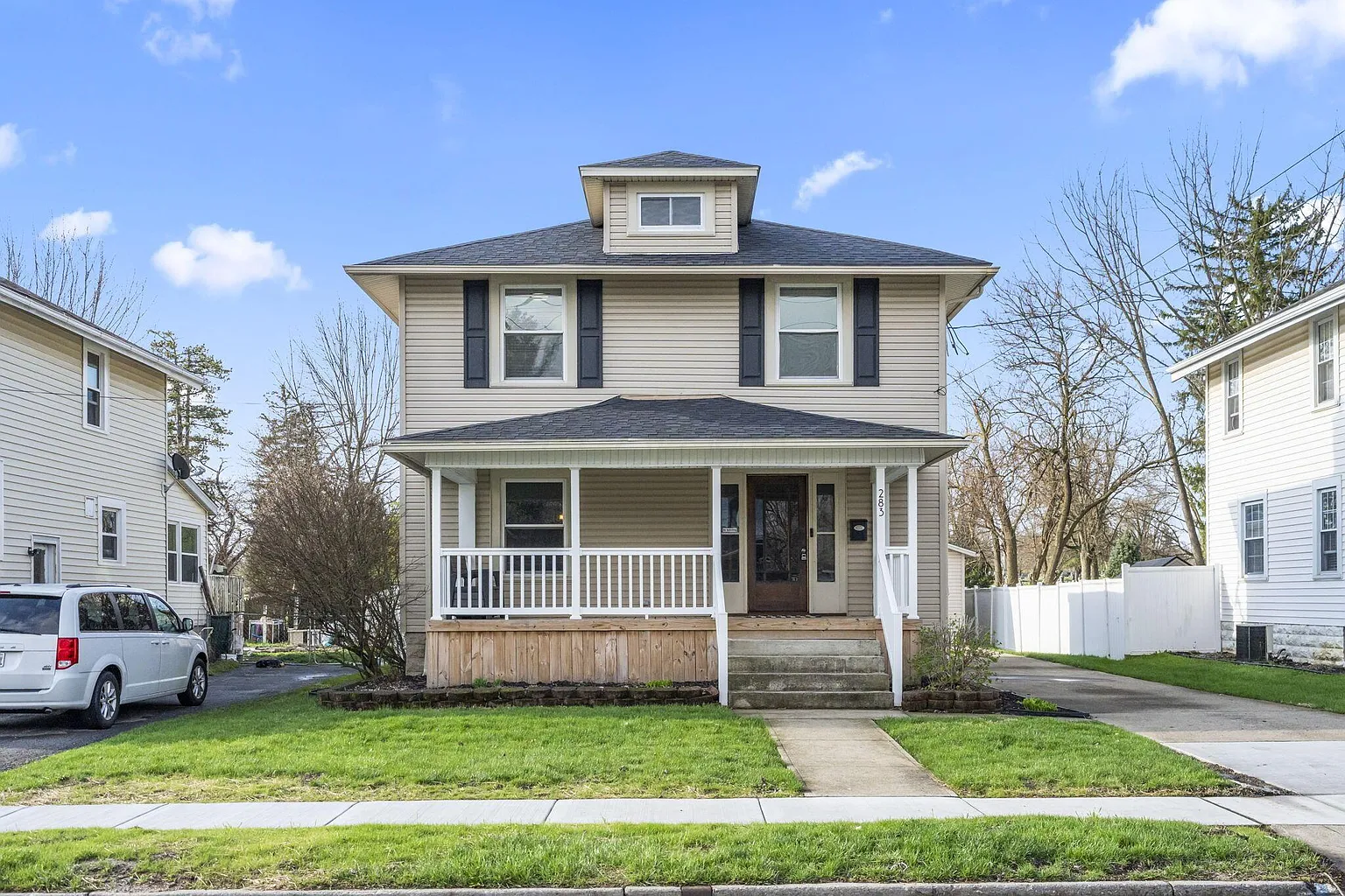 283 E Walnut St photo 1