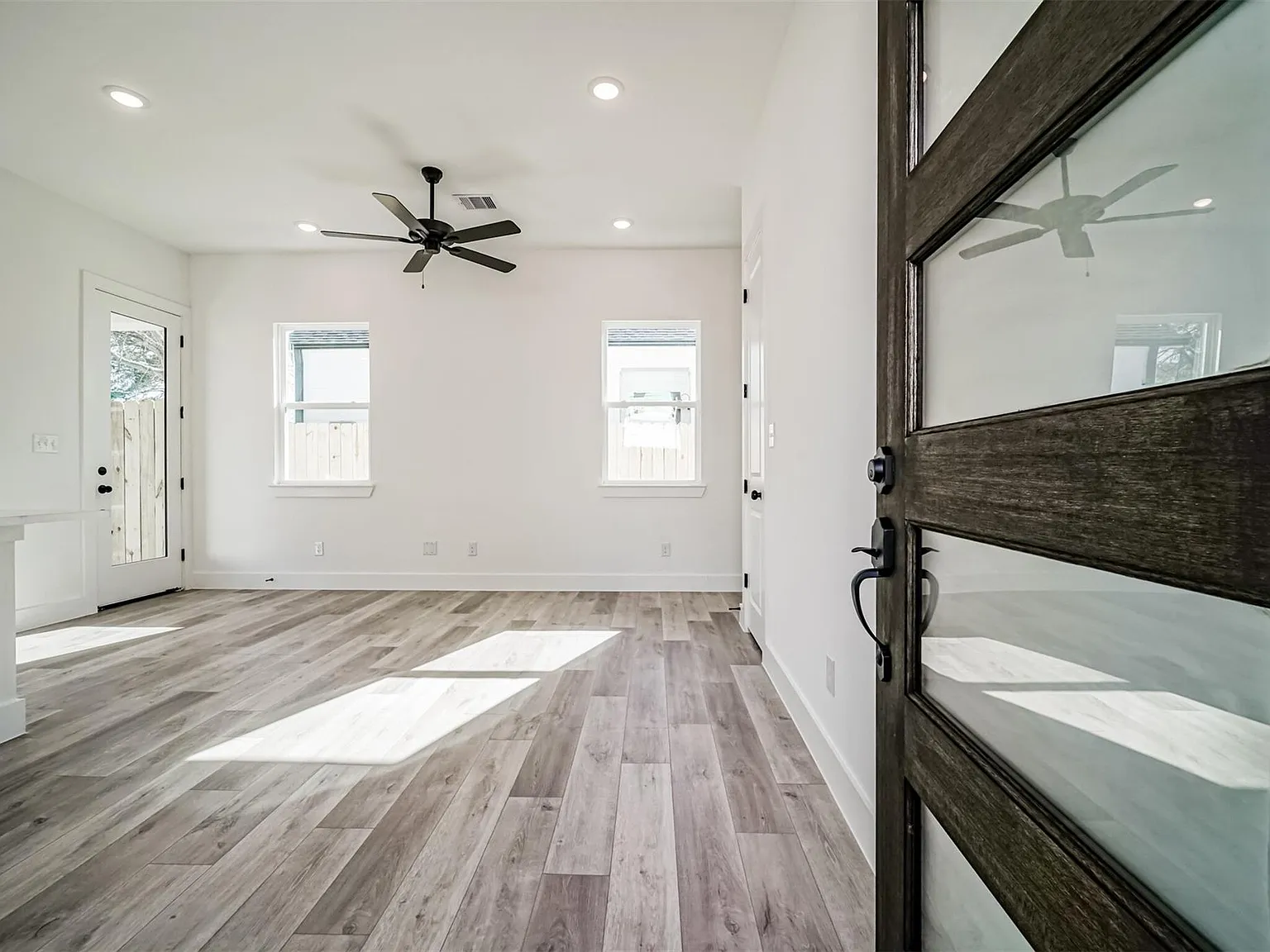 2 bed, 2.0 bath, 902 sqft, $1,600 — Photo 2