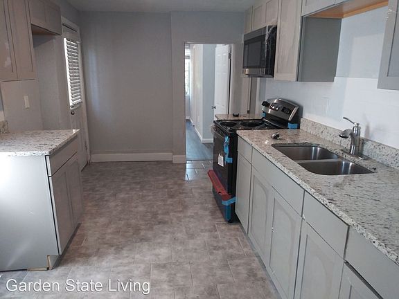 3rd image of 211 W 27th St