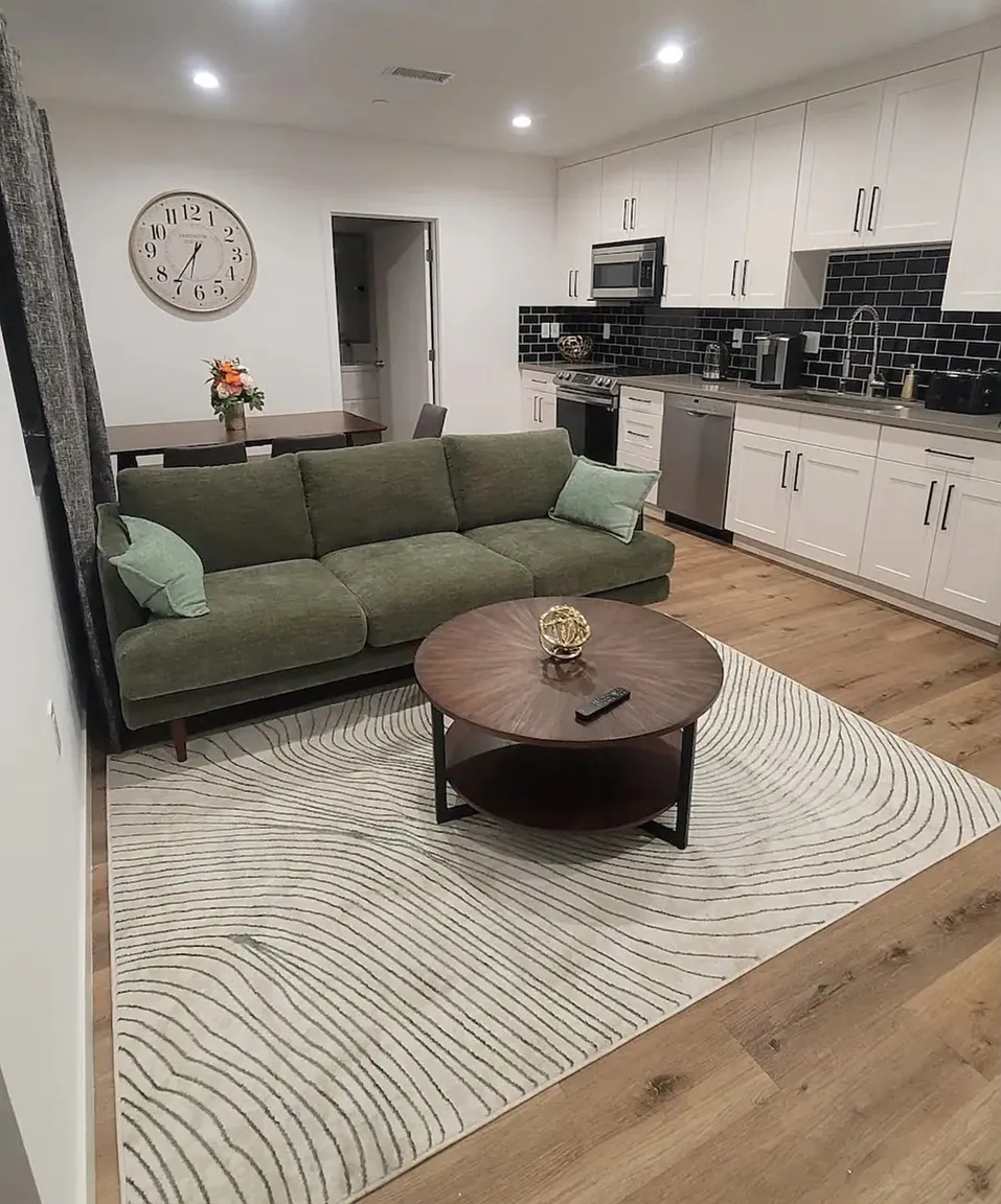3 bed, $4,900 — Photo 1