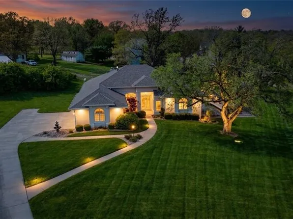 3204 Harbor View Dr, Saint Joseph, MO 64506