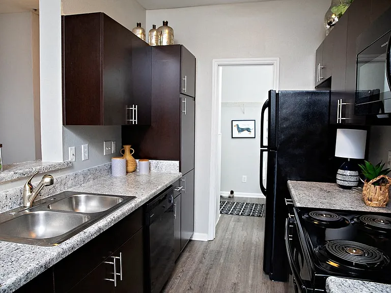 Southpoint Estate Apartments — Photo 22