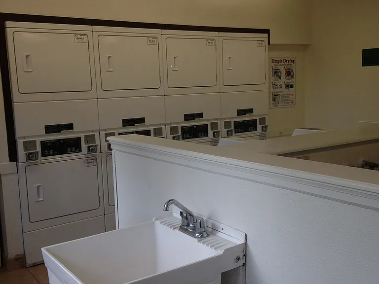 Windsor Garden Apartments — Photo 18