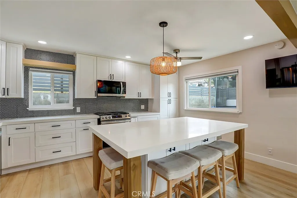 2 bed, 864 sqft, $2,495 — Photo 2