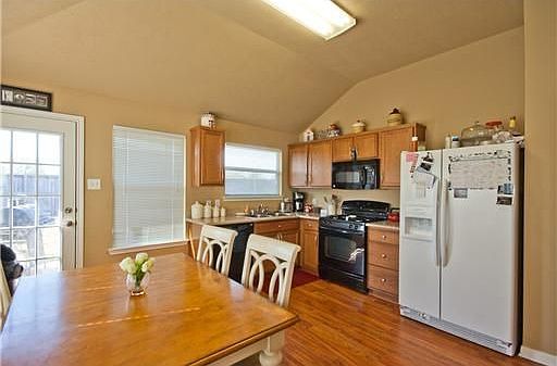3rd image of 939 Crested Point Dr