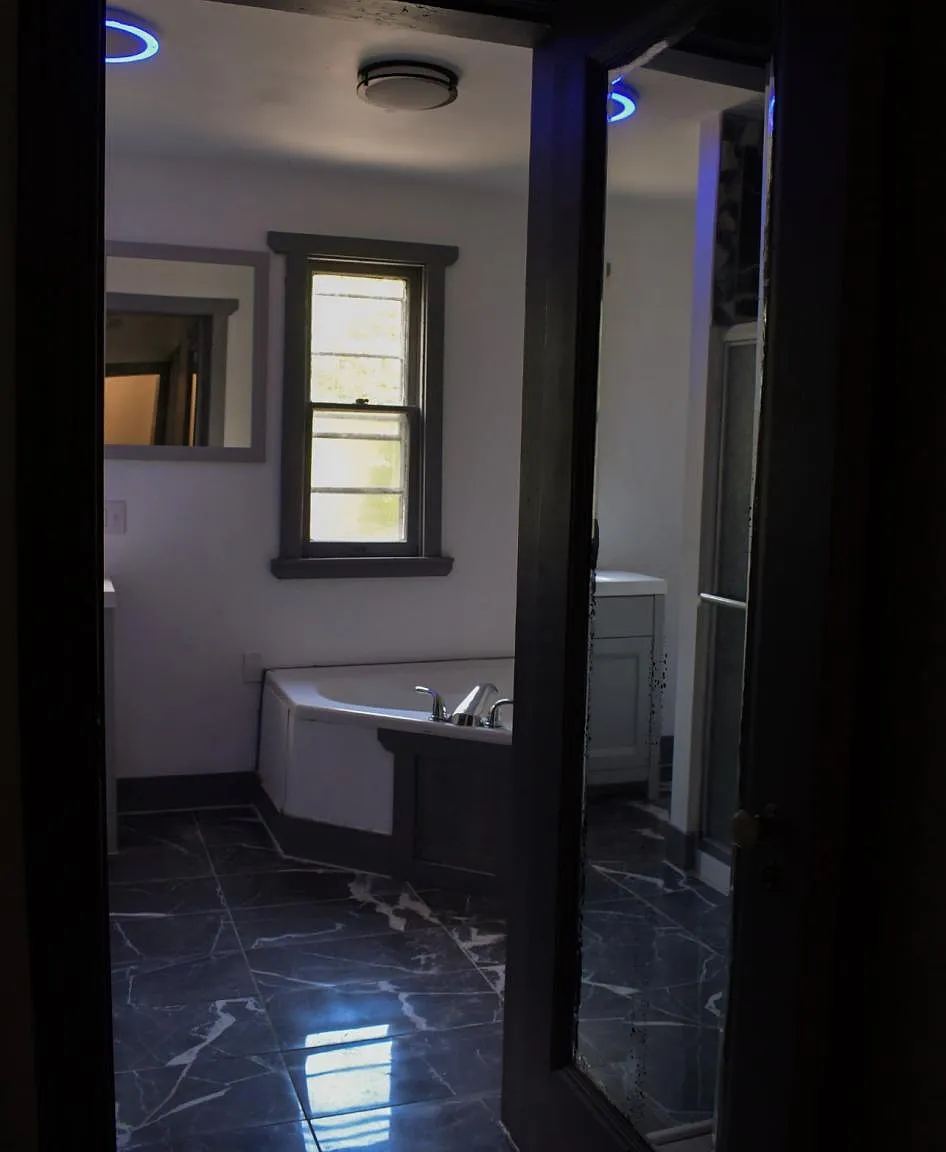 10 bed, 4.5 bath, 4540 sqft, $7,500 — Photo 3