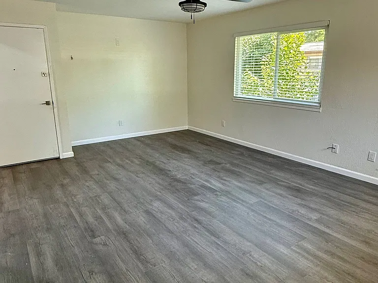 2518 G St #8 — Photo 6