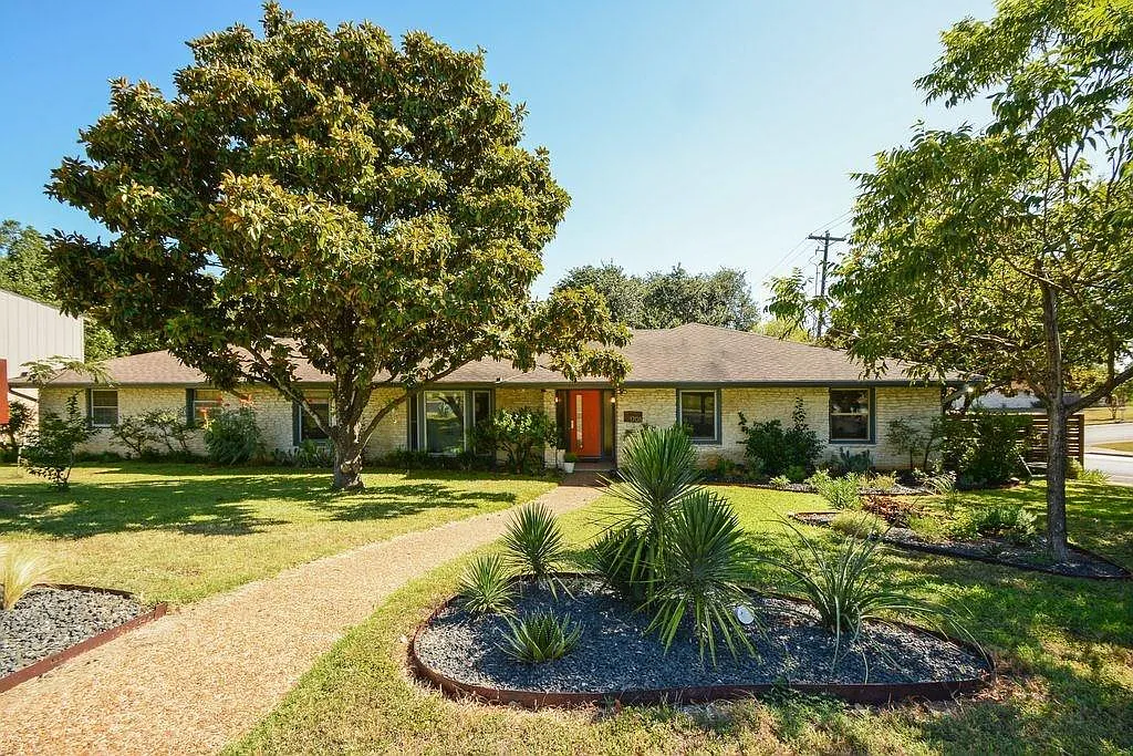 4 bed, 2.5 bath, 2624 sqft, $3,895 — Photo 2