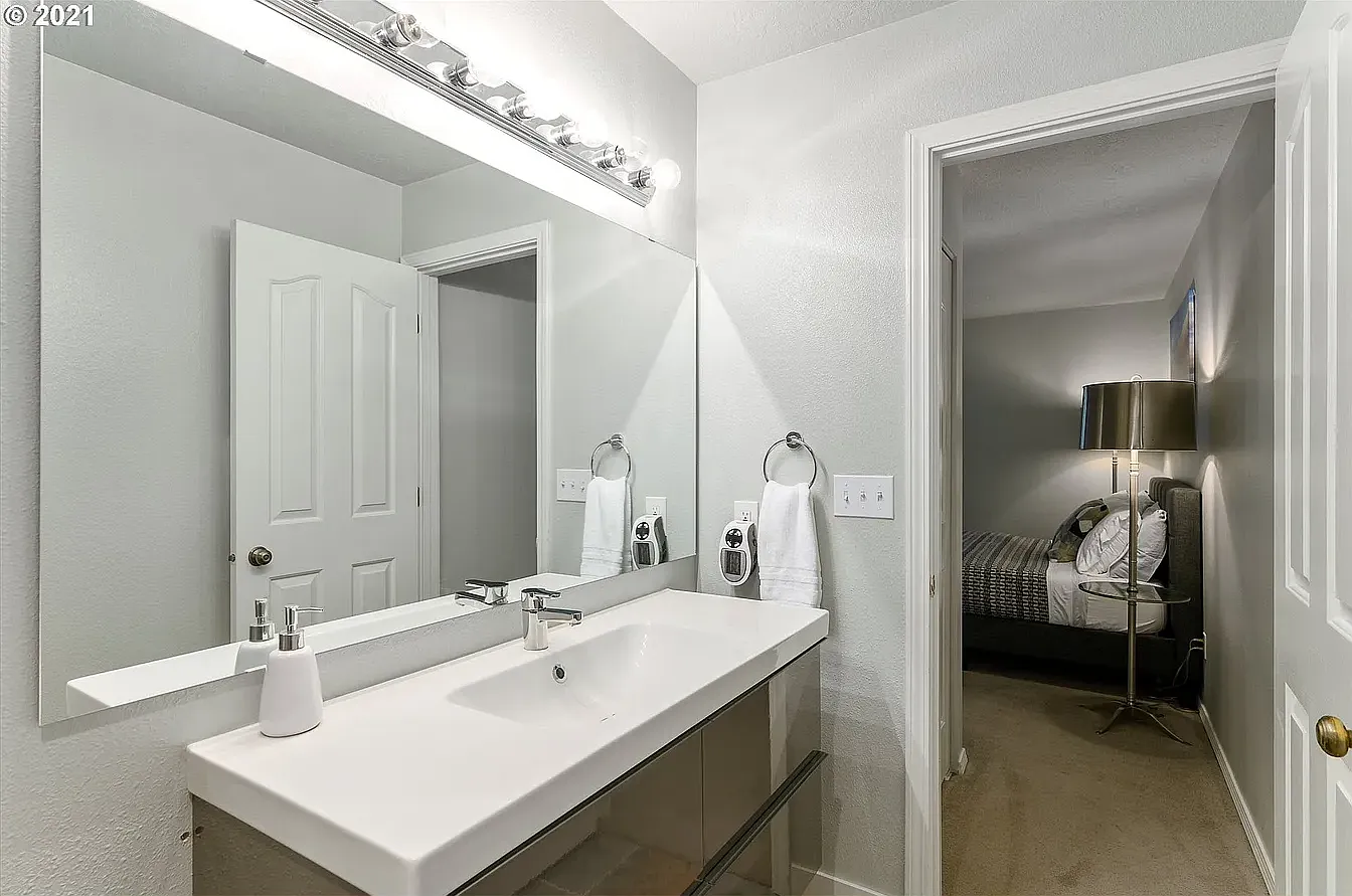2 bed, 974 sqft, $2,375 — Photo 2