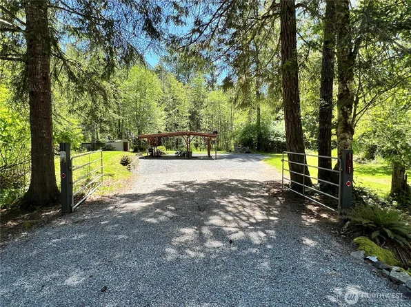 191 Paradise Drive, Eatonville, WA 98328